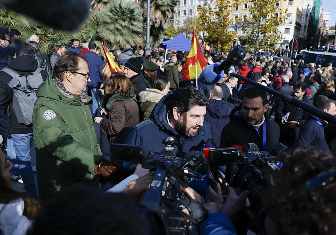 López Miras pide elecciones generales en la concentración del PP en Madrid