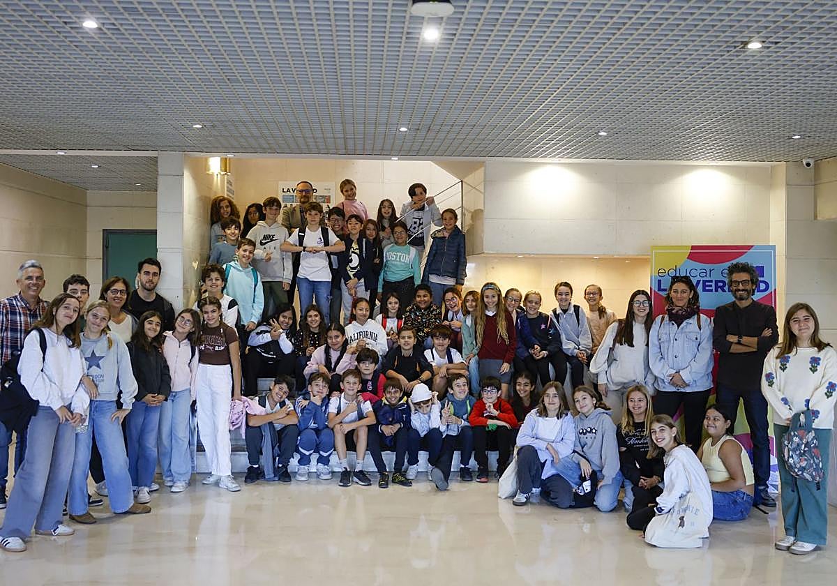Los periodistas Víctor Rodríguez, director de LA VERDAD; Francisco J. Moya, jefe de Deportes, y Rubén García Bastida, junto a los alumnos de 5º y 6º de Primaria del colegio Cierva Peñafiel y sus maestros.
