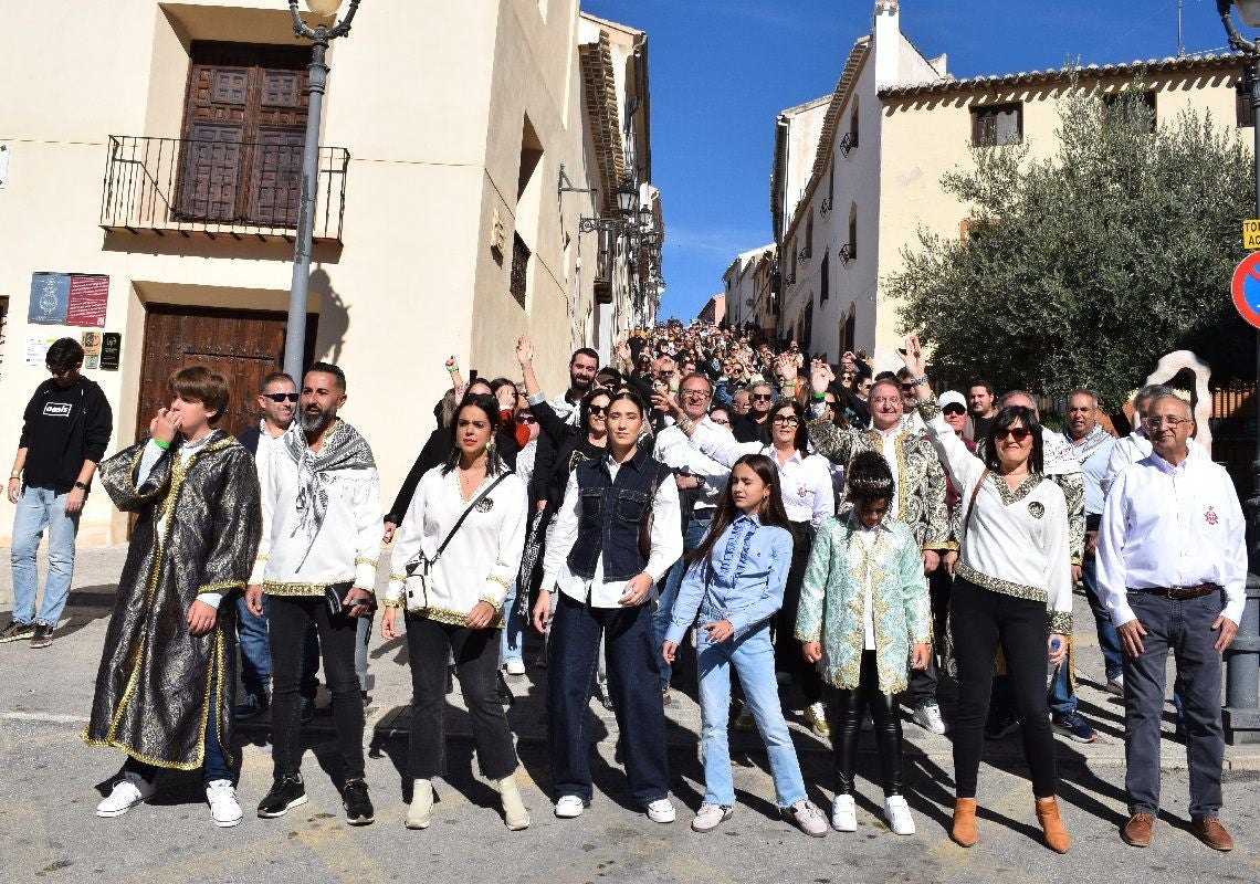 Moros y Cristianos toman el centro histórico de Caravaca con el primer «Alarde»