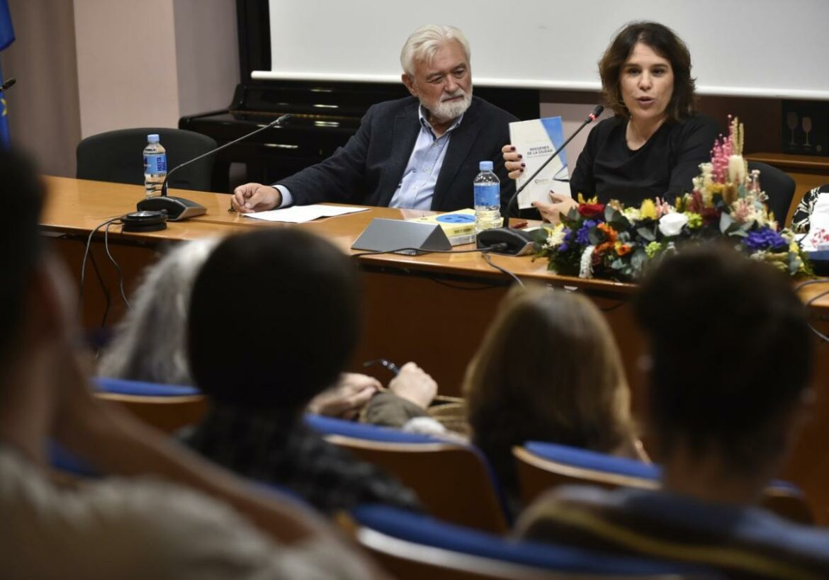 El exdirector de la RAE Darío Villanueva lamenta en Murcia «los atropellos a la razón» y elabandono de los ideales filosóficos