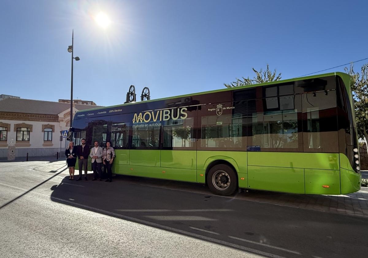 Autoridades, en la presentación del autobús, ayer en La Unión.
