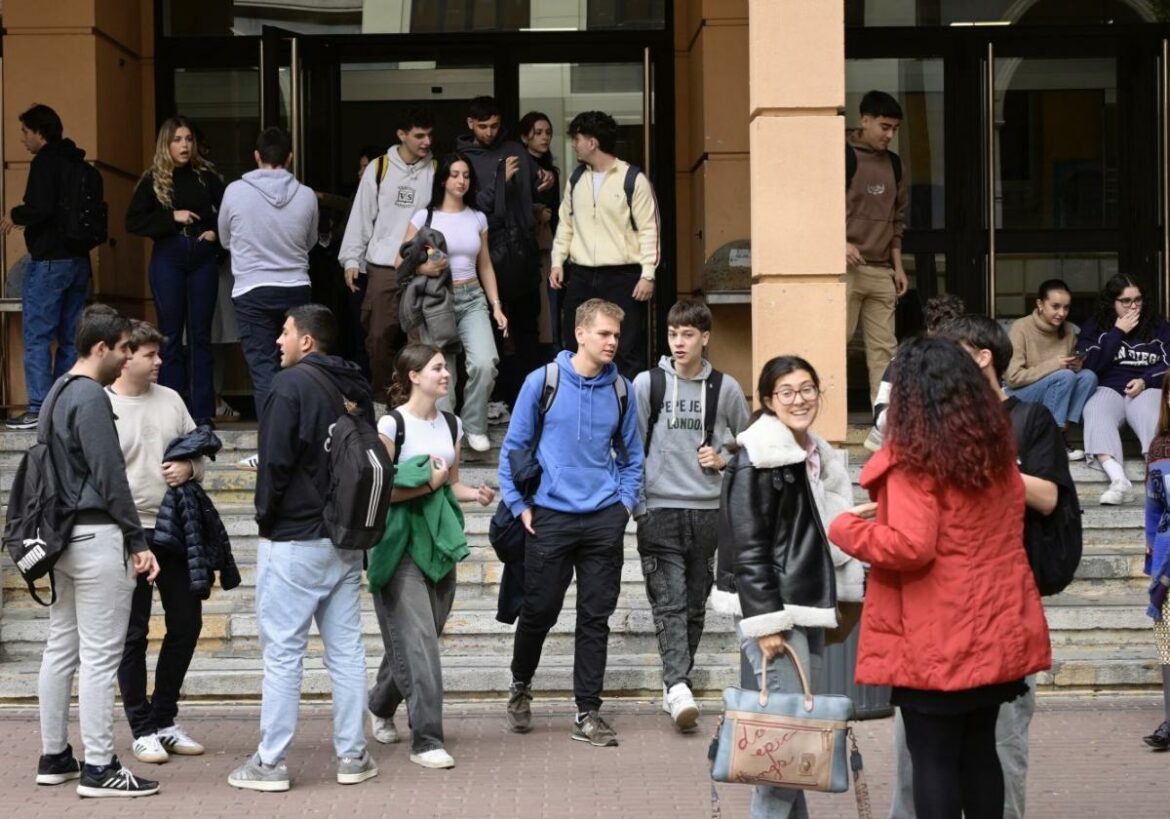 Los estatutos de la UMU incluirán medidas de conciliación para los alumnos que trabajen o cuiden de familiares