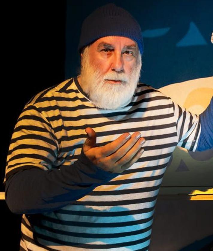 Imagen secundaria 2 - Una escena de 'La Casita de Chocolate'. Alumnas interesadas por el trabajo de Títeres Los Claveles. Aniceto Roca.