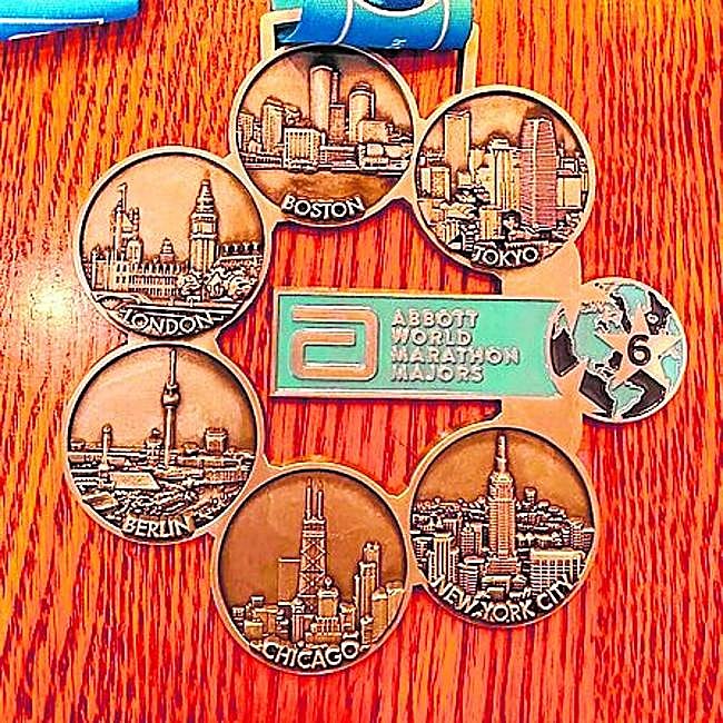 Reto conseguido. La medalla que le acredita como atleta que ha logrado completar los seis 'majors'.