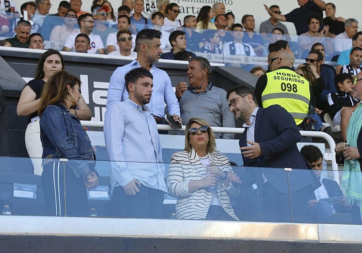 Piden a Arroyo que 30 abonados del Cartagena vayan al palco el domingo