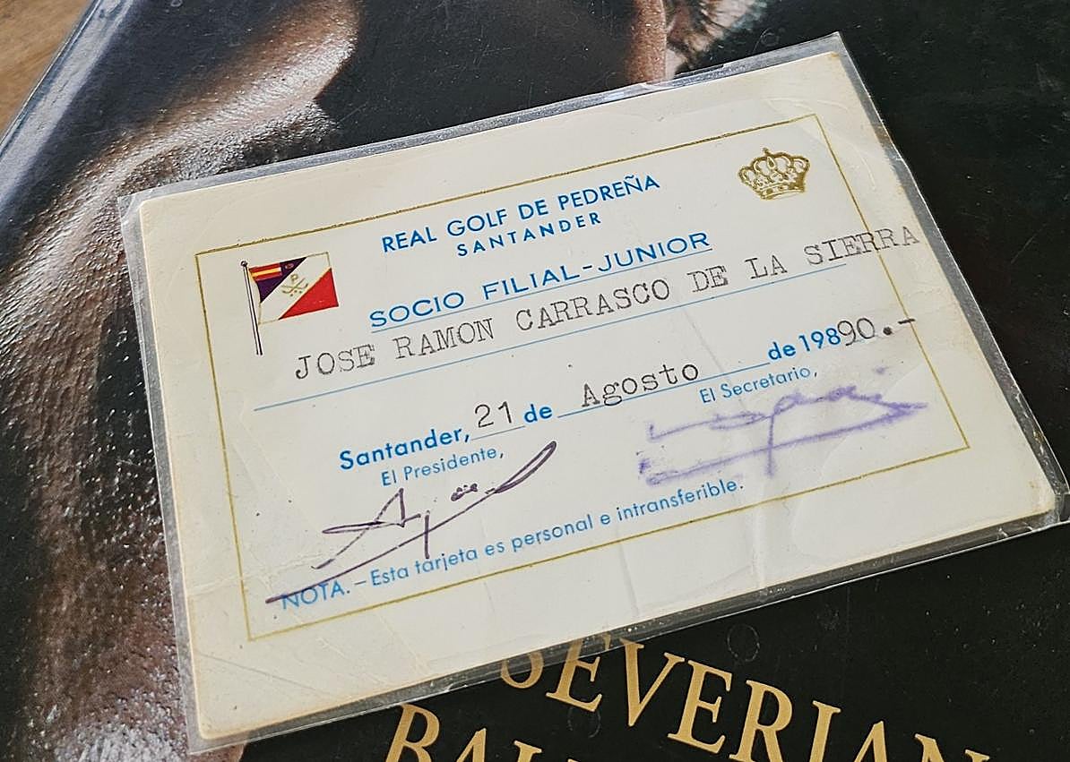 Imagen secundaria 1 - José Ramón Carrasco con 15 años y su carné de socio del club.
