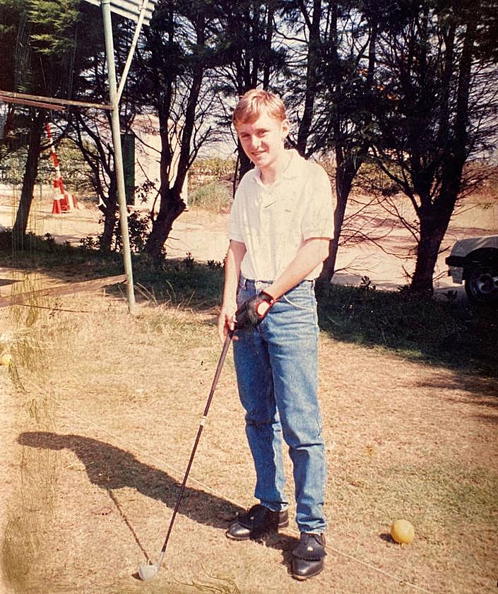 Imagen secundaria 2 - José Ramón Carrasco con 15 años y su carné de socio del club.