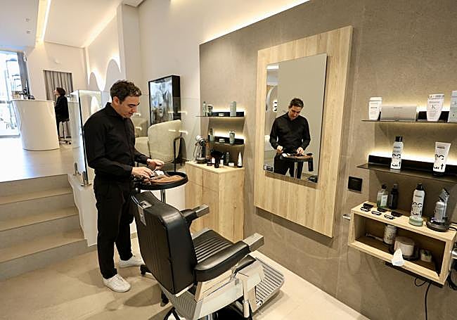 El estilista Rubén Muñoz, en la zona de caballero de Capini Beauty.