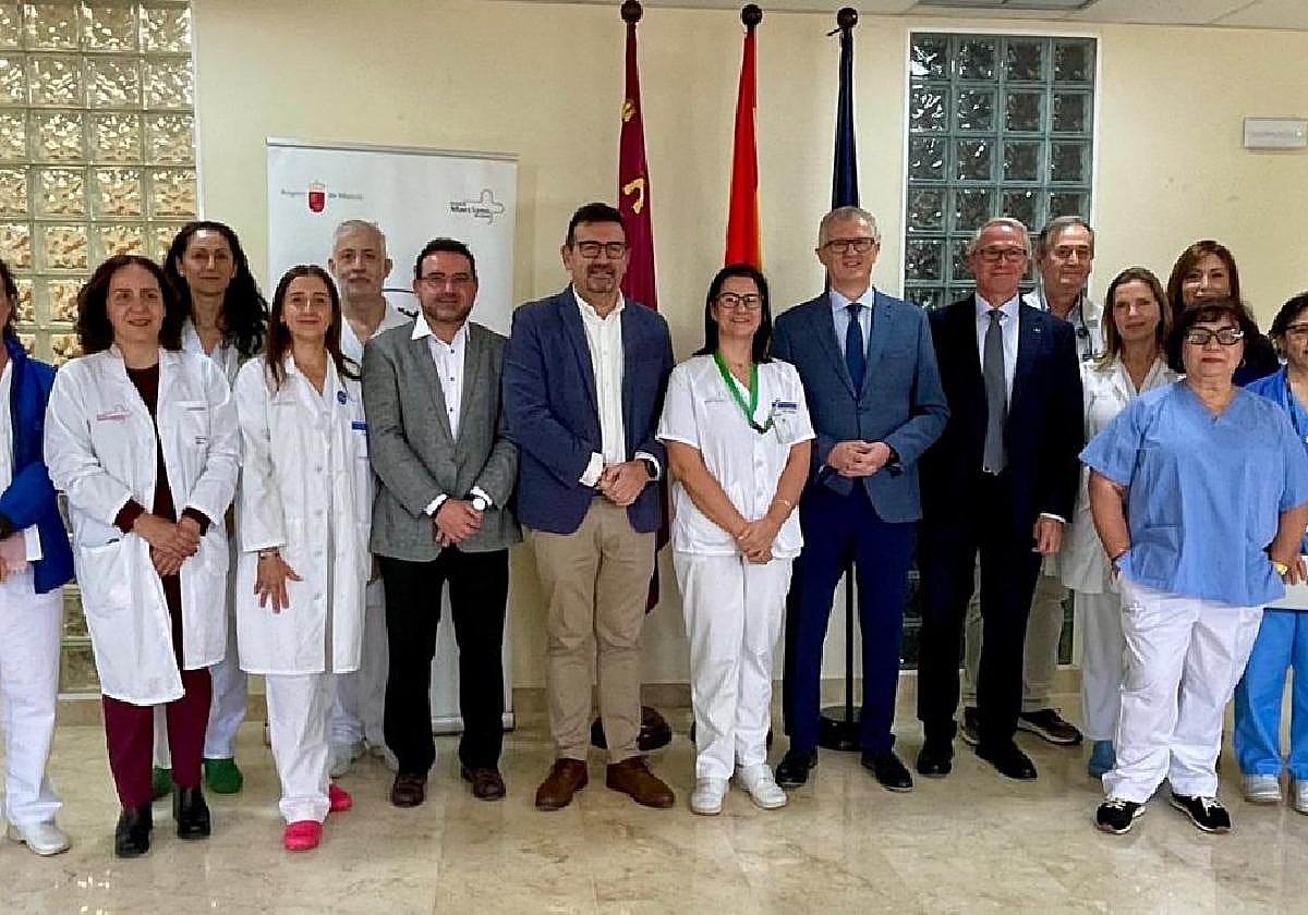 Autoridades y sanitarios, ayer, en el Hospital Lorenzo Guirao.