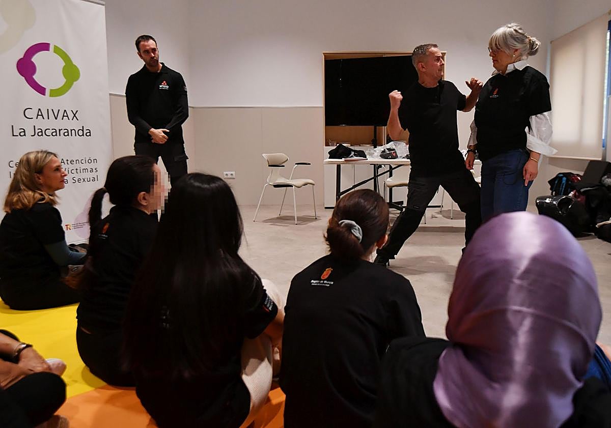 Imagen principal - Curso de defensa personal, este lunes en el Caivax. 