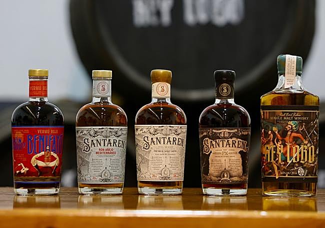 Algunos de los destilados que produce la empresa en Molina de Segura.