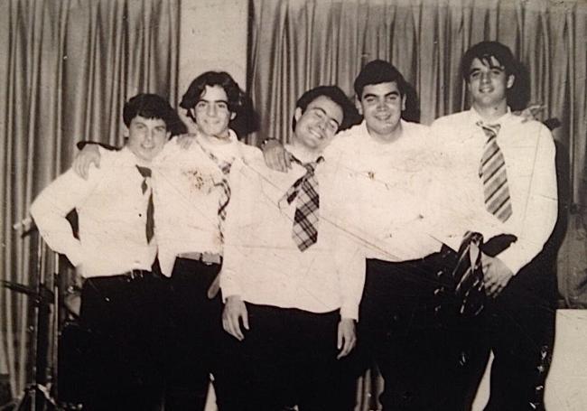 Formación original del grupo en una actuación en el salón de actos del instituto Infante Don Juan Manuel a principios de los 90. De izquierda a derecha, Daniel Ortiz, José Francisco Campillo, Alejandro Campillo, Antonio Martínez y Pedro de Pedro.
