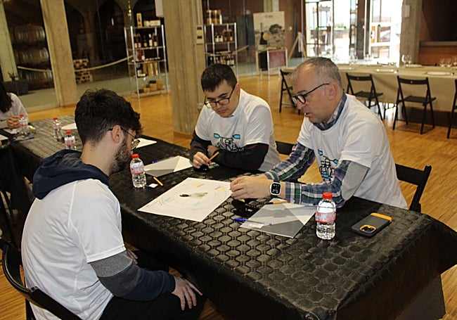 Miembros de Visualtis realizan una actividad práctica.