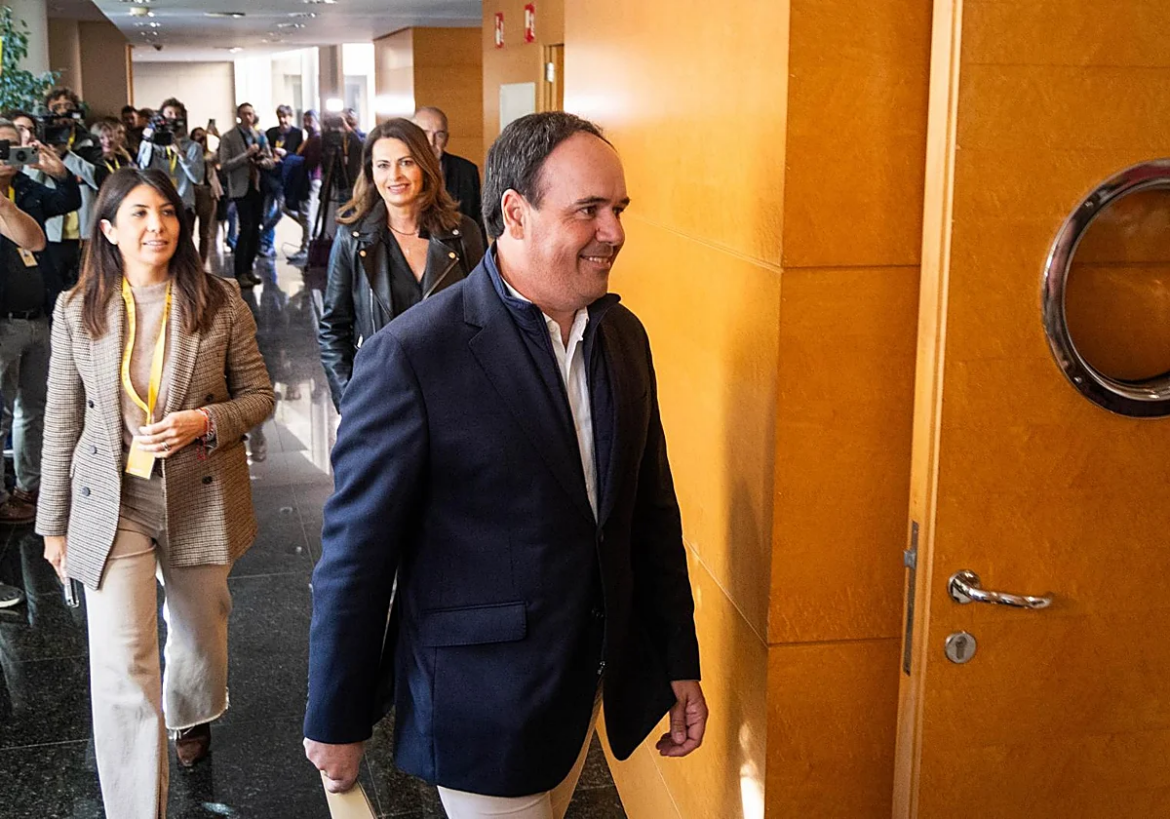 Las cortes valencianas eligen a Pérez Llorca como presidente con el apoyo de Vox