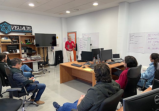 Torrecillas imparte una sesión de formación.