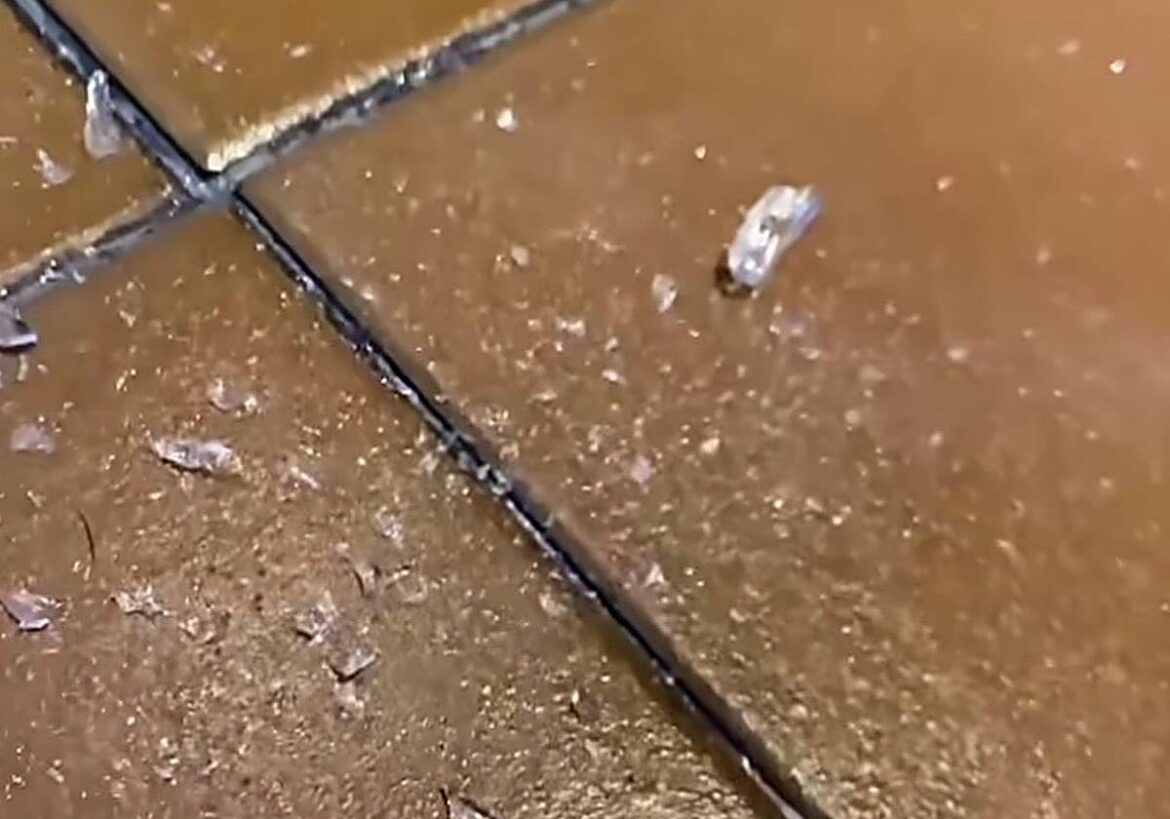 El truco infalible para eliminar los cristales minúsculos del suelo
