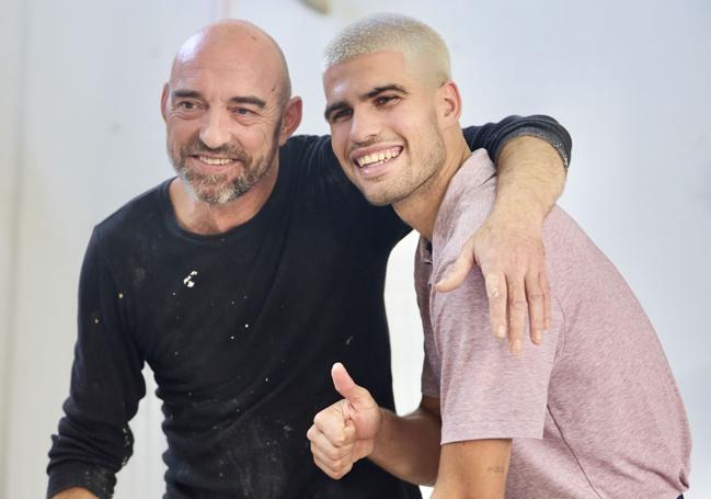 Lidó Rico, con Carlos Alcaraz, en su estudio del Polígono Industrial Oeste, donde ha recibido a lo largo de este año a distintas personalidades que participan con sus huellas en el proyecto.