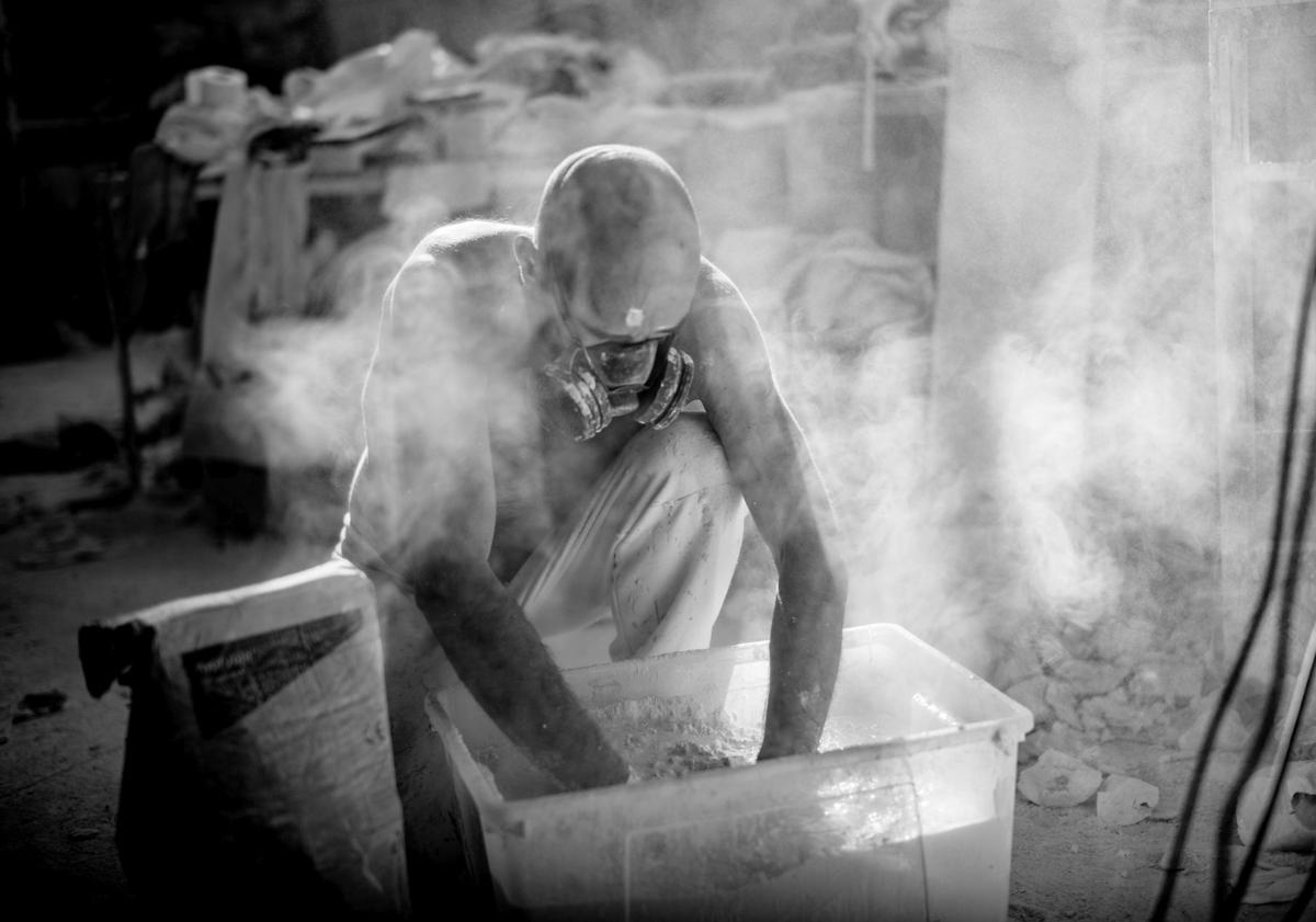 Imagen principal - Arriba, el creador, enmascarado, manipula material sensible. Abajo, un detalle de su brazo y en uno de los gestos congelados.