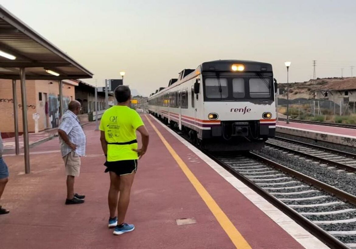 La Plataforma por el Tren se concentra en Hellín para exigir el restablecimiento del tráfico en la línea Cartagena-Chinchilla