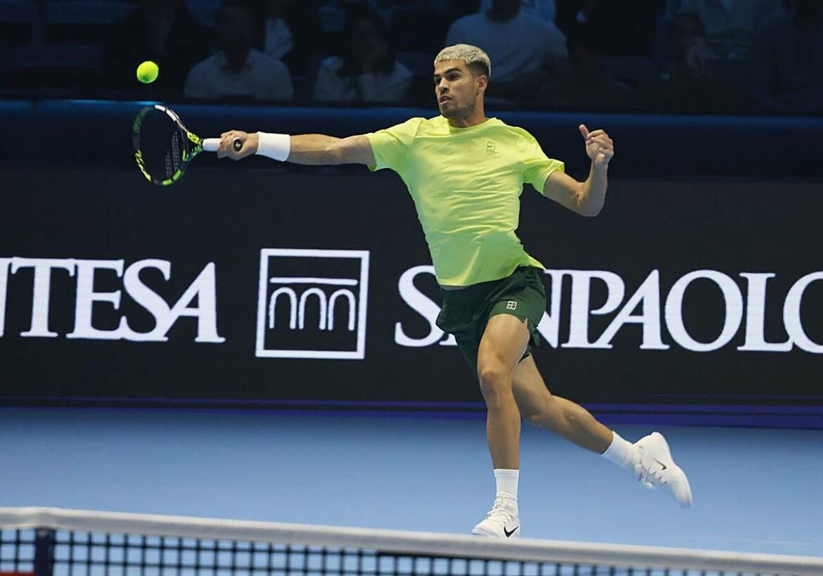 Alcaraz resiste, tumba a Fritz y se queda a un triunfo del número 1