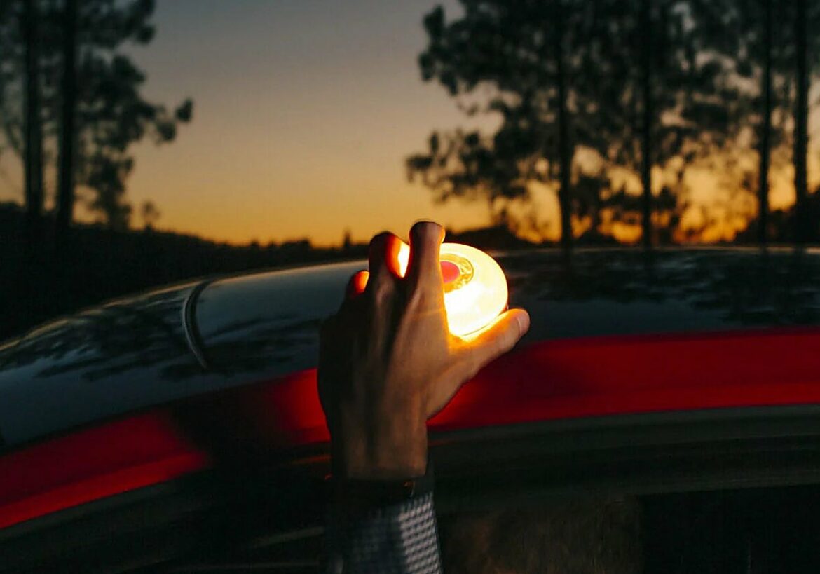 La DGT amenaza con multas por no llevar la baliza V16 conectada