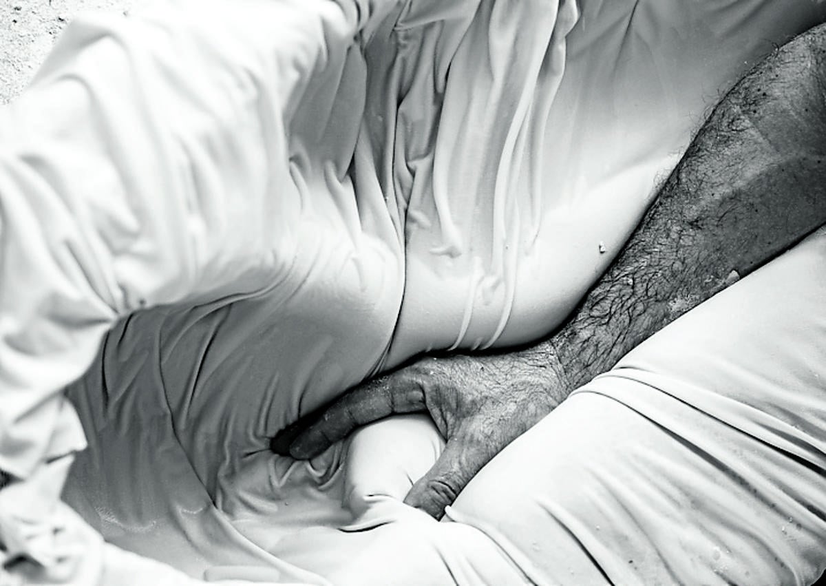 Imagen secundaria 1 - Arriba, el creador, enmascarado, manipula material sensible. Abajo, un detalle de su brazo y en uno de los gestos congelados.