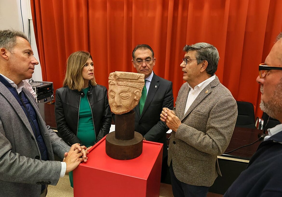 Recuperan una cabeza de piedra del siglo XIII, que formó parte de la torre Alfonsina de Lorca