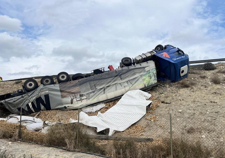 Un camión sufre un aparatoso accidente en la autovía A-30 en Cieza por el reventón de un neumático