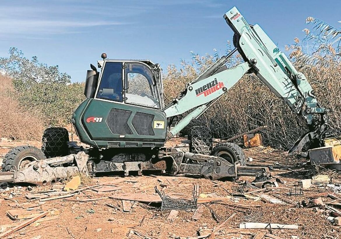 La «renaturalización» de la Marina del Carmolí arranca con la retirada de residuos