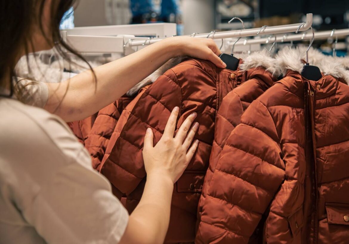 Una influencer desvela el truco para saber si un abrigo protege del frío antes de comprarlo: «Es una barbaridad»