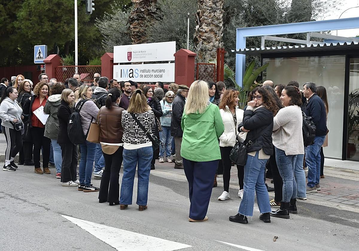 Asistentes a la concentración celebrada este lunes en la sede del IMAS.