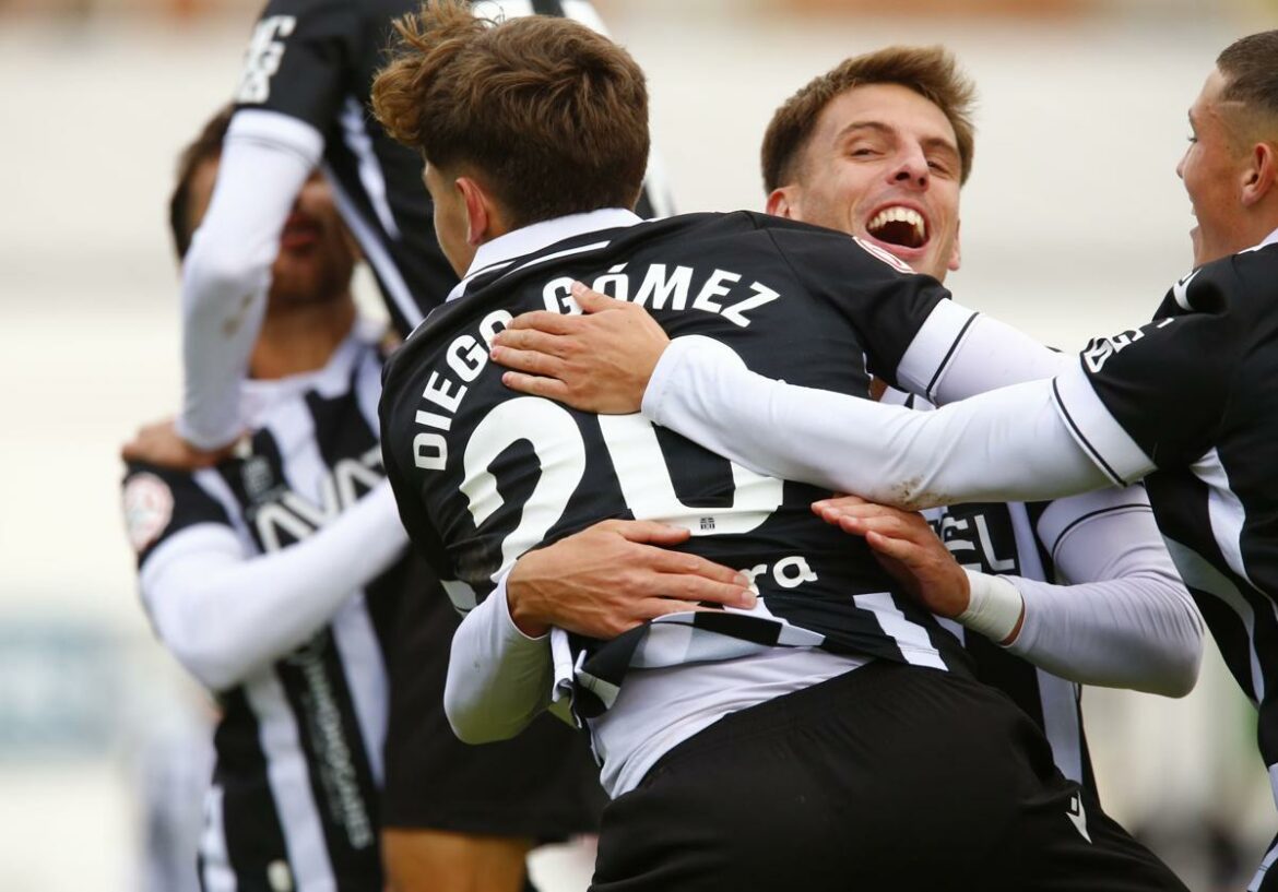 El Cartagena remonta y resiste para asaltar Pinilla