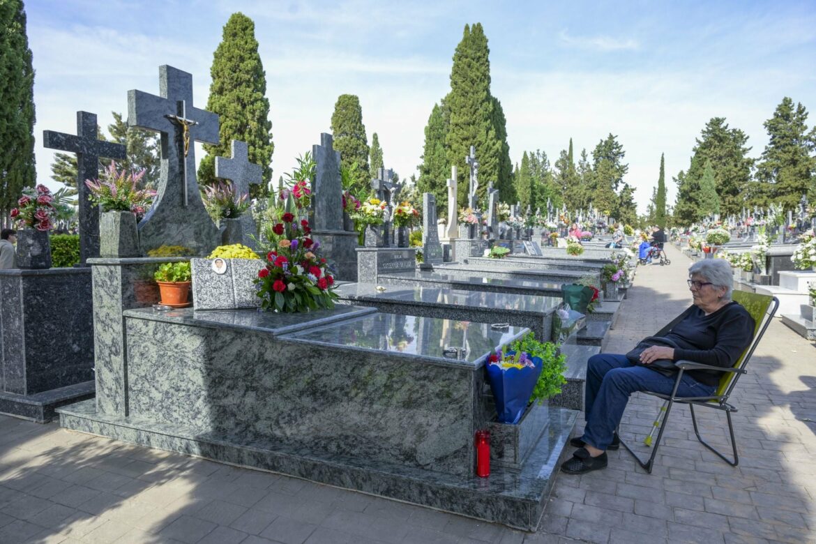 Menos afluencia de público en los cementerios de Murcia para celebrar el Día de Todos los Santos