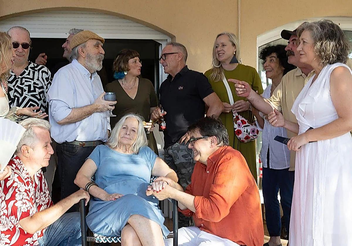 Dora Catarineu, en su casa de Murcia en junio de 2024, rodeada de artistas y gente de la cultura.