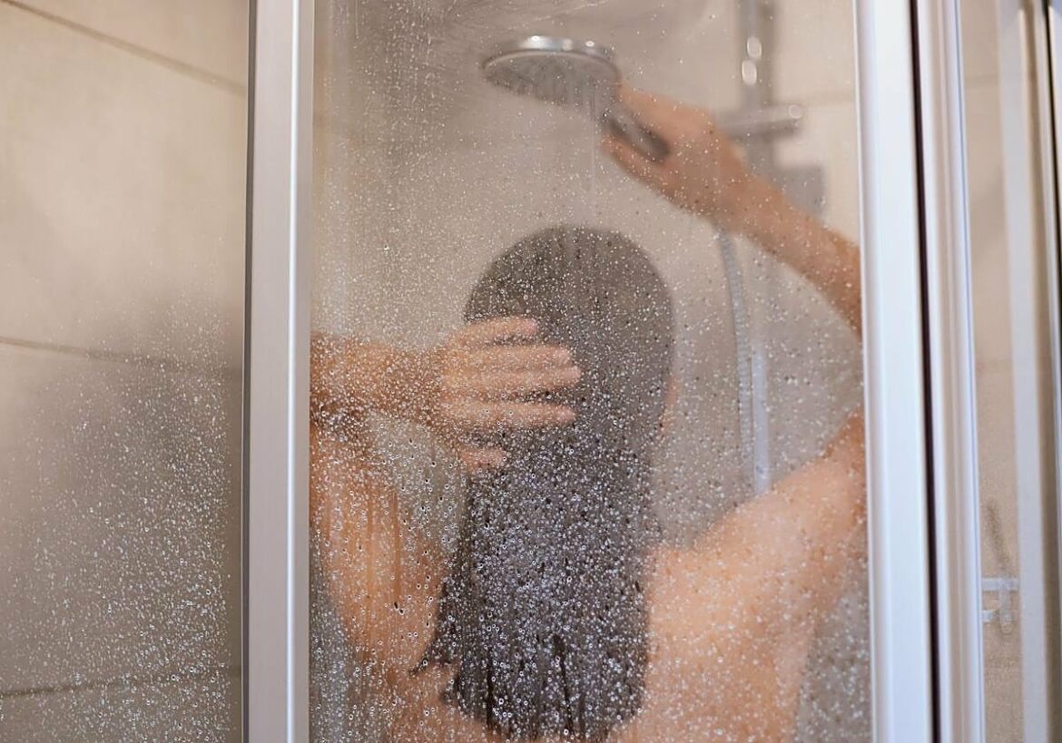 Elegir ducharse por la mañana o por la noche influye en tu salud: un médico revela la mejor opción