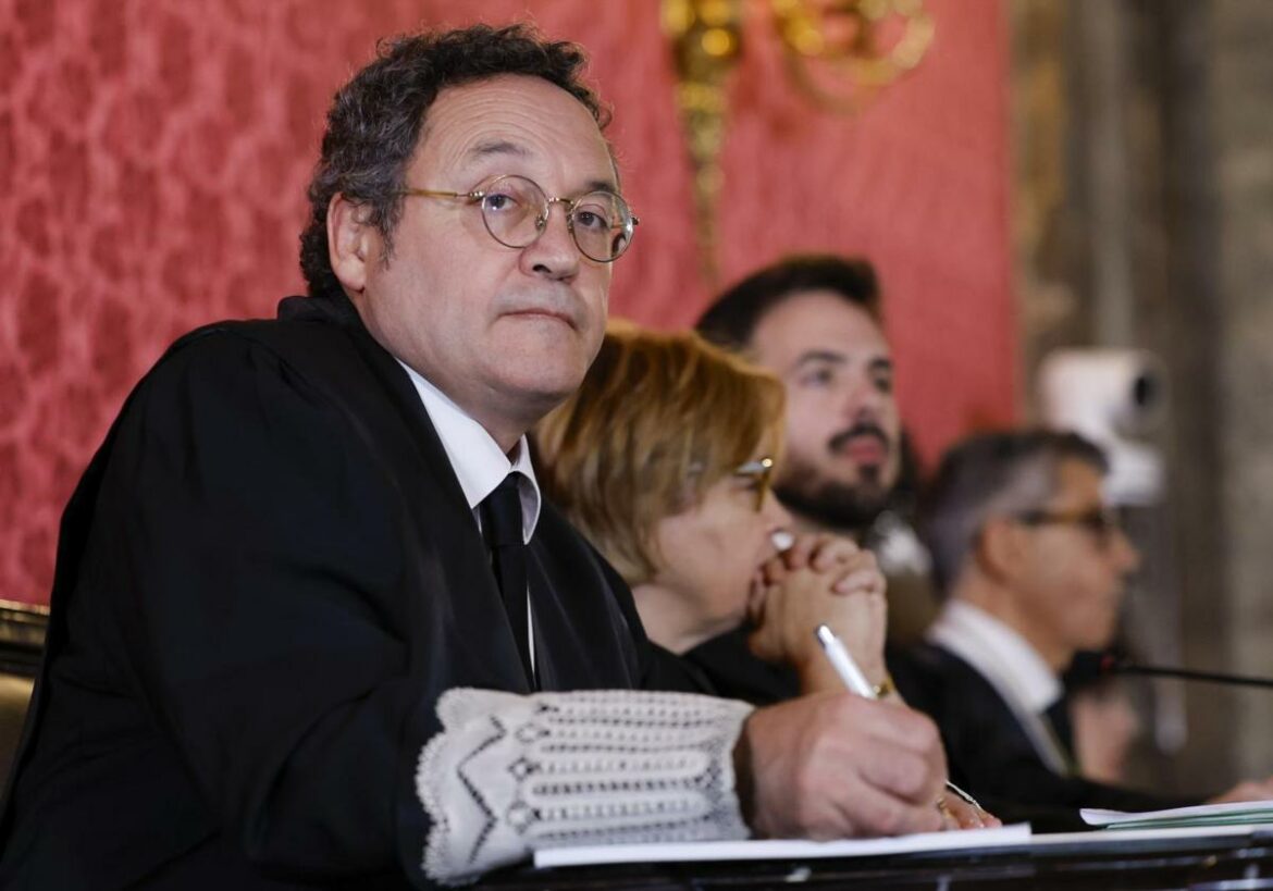 El fiscal general niega todos los cargos de revelación de secretos en el inicio del juicio