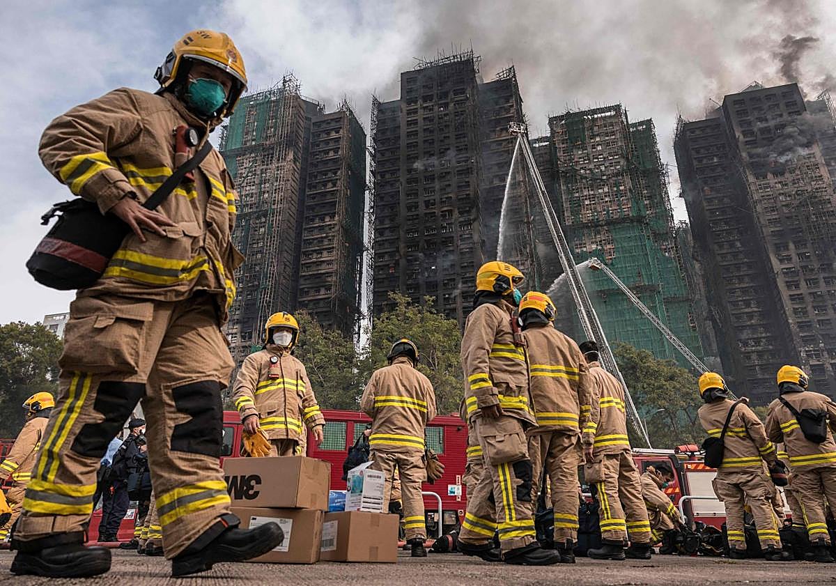 Imagen principal - Bomberos trabajan en la zona del incendio; uno de los refugios habilitados para los damnificados; el fuego permaneció activo durante horas.