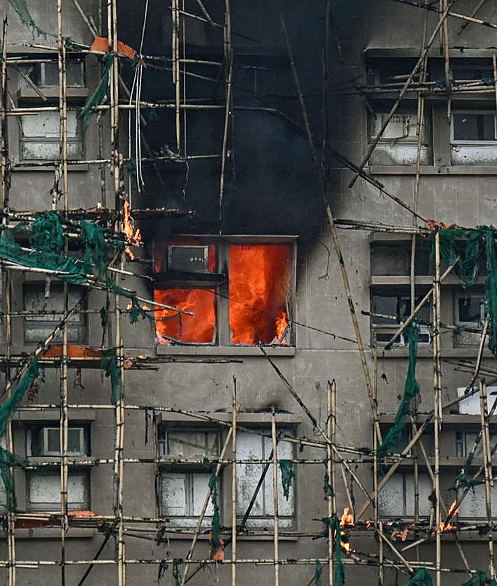 Imagen secundaria 2 - Bomberos trabajan en la zona del incendio; uno de los refugios habilitados para los damnificados; el fuego permaneció activo durante horas.