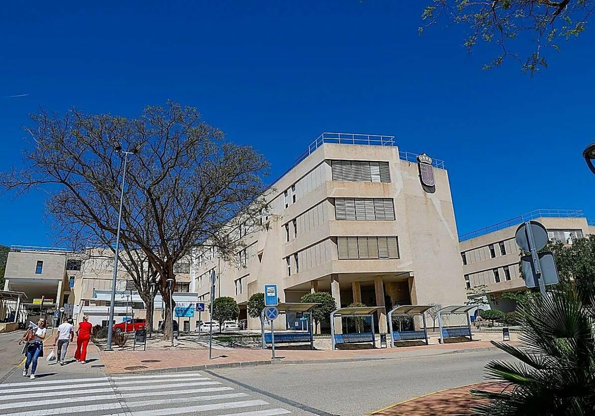 Un motorista sufre heridas graves al caer en la calzada en Águilas