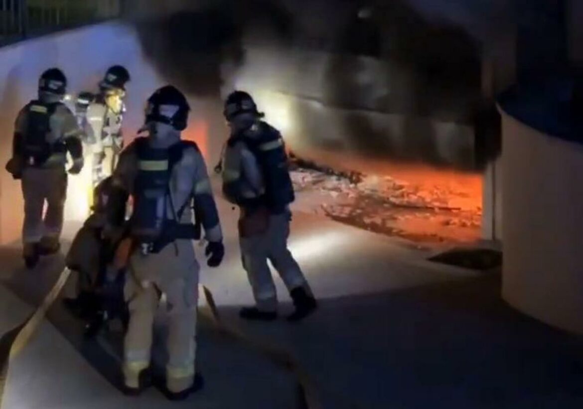 Apagan durante la madrugada un incendio en un sótano de Murcia