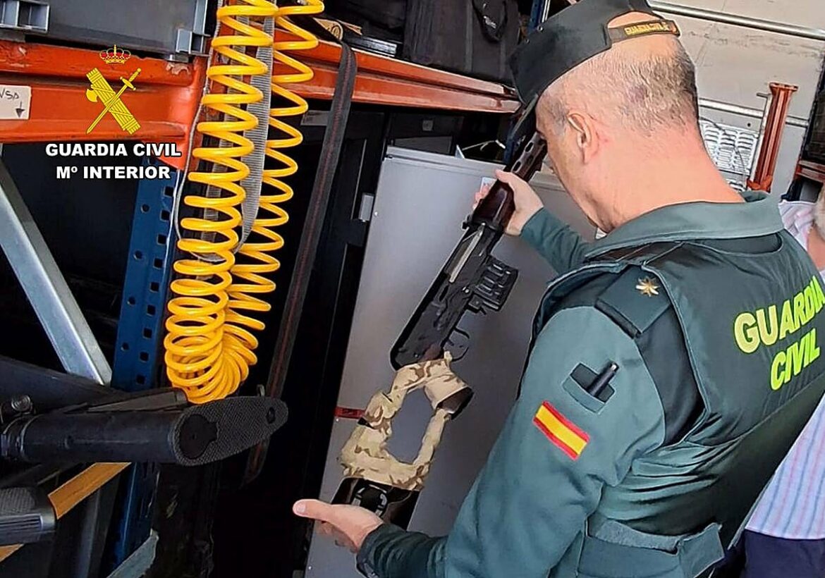La Guardia Civil inspecciona las armas de fuego usadas en el rodaje de la película ‘F.A.S.T.’ en la Región