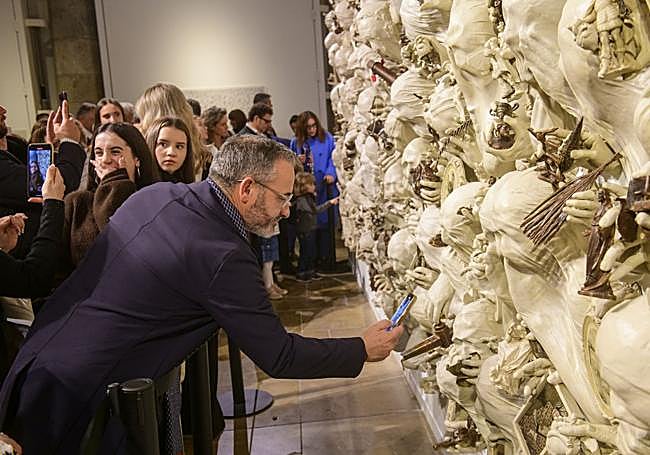 Lidó Rico descubre en el Palacio Almudí su monumental mural ‘Murcia: Piel y Memoria’