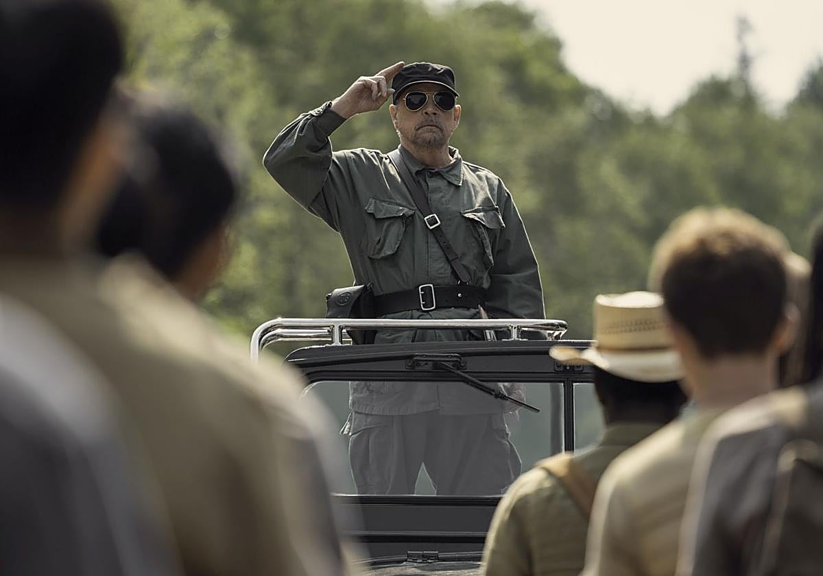 Imagen principal - Arriba, Mark Hamill como El Comandante, debajo, Cooper Hoffman y David Jonsson, como Ray y Peter, y Judy Greer como Ginni Garraty, la madre de Ray.