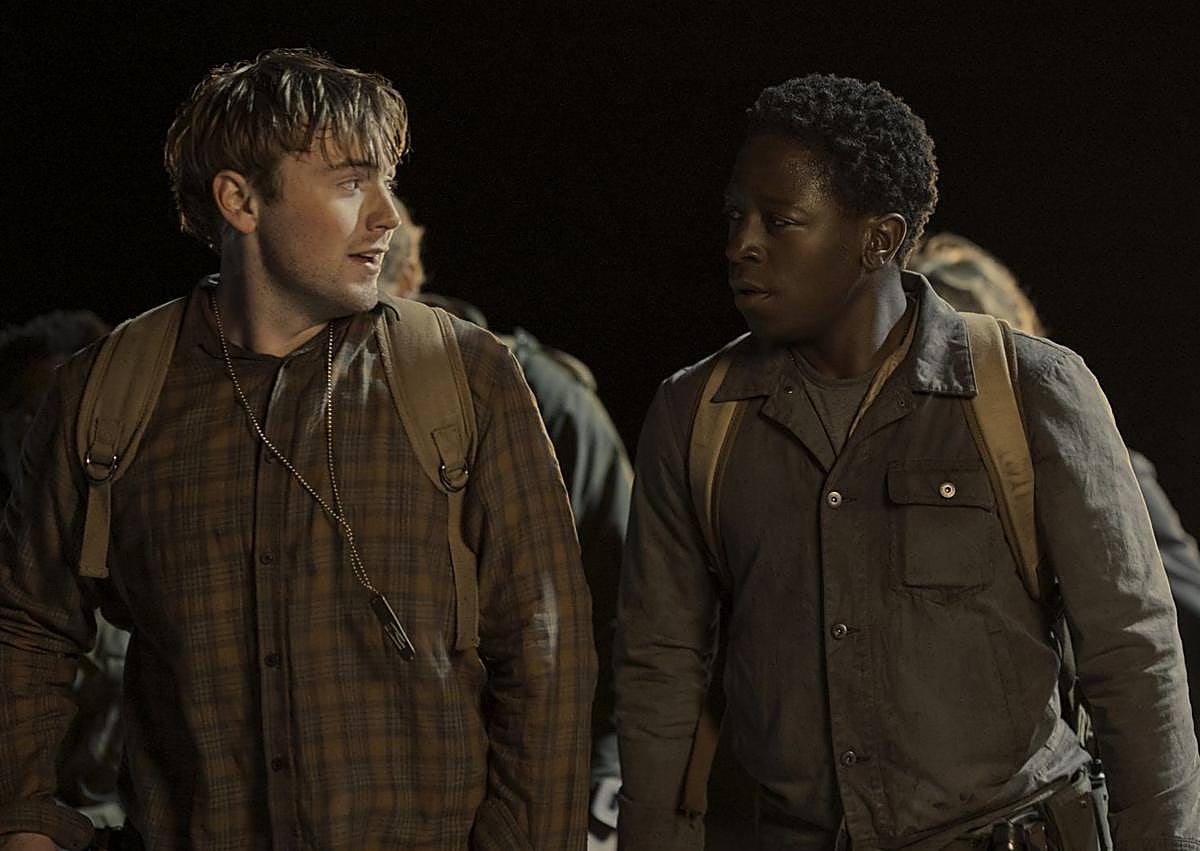 Imagen secundaria 1 - Arriba, Mark Hamill como El Comandante, debajo, Cooper Hoffman y David Jonsson, como Ray y Peter, y Judy Greer como Ginni Garraty, la madre de Ray.