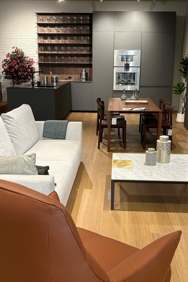 Lonja Home renueva completamente su exposición de cocinas Santos