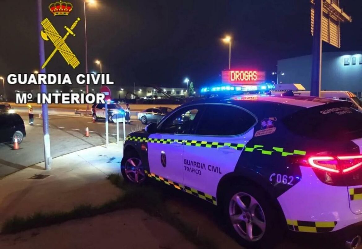 Persecución de película en Orihuela: dos traficantes lanzan un kilo de hachís por la ventanilla al huir de la Guardia Civil