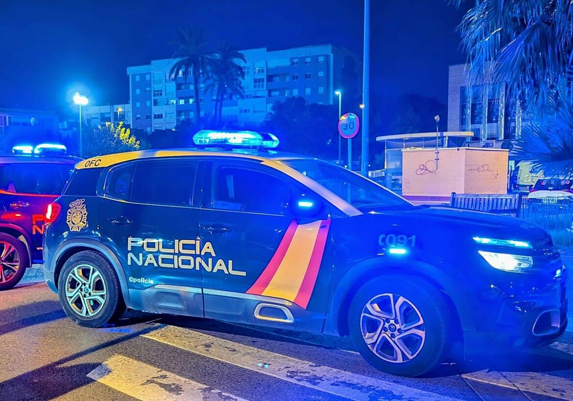 Pillado en la escalera de un edificio de Murcia tras intentar robar en una vivienda y dejarse la cartera