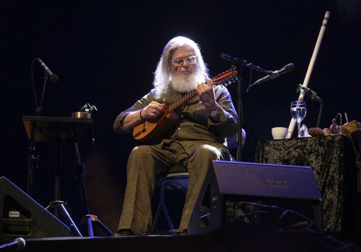 El tacto divino de Santaolalla hipnotiza al Cartagena Jazz Festival