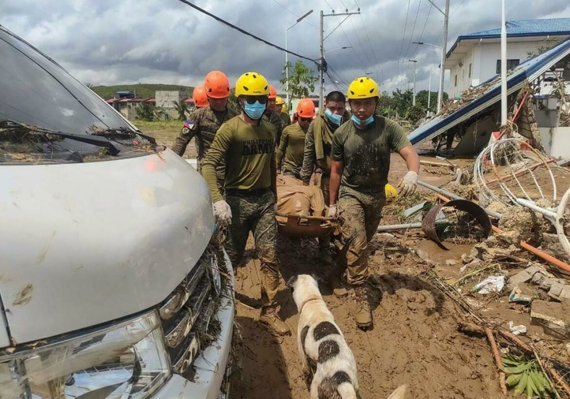 Vietnam evacúa a miles de personas por el tifón que ha dejado 140 muertos en Filipinas
