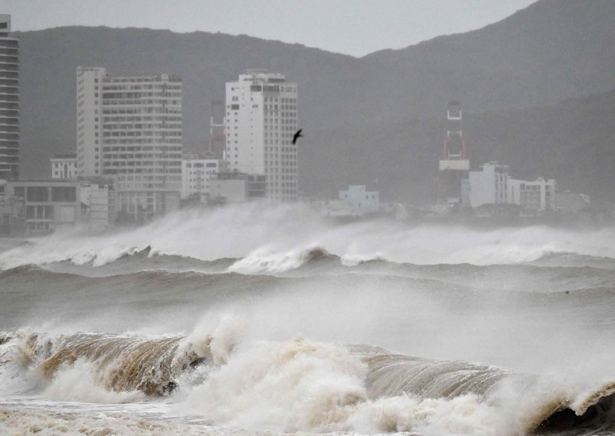 Imagen secundaria 1 - El ejército filipino traslada a una víctima en camilla en la localidad de Liloan; las olas azotan la playa de Quy Nhon antes de la llegada del tifón a la provincia de Gia Lai (Vietnam); vehículos amontonados tras el paso de 'Kalmaegi' por la ciudad de La Carlota (Filipinas.)